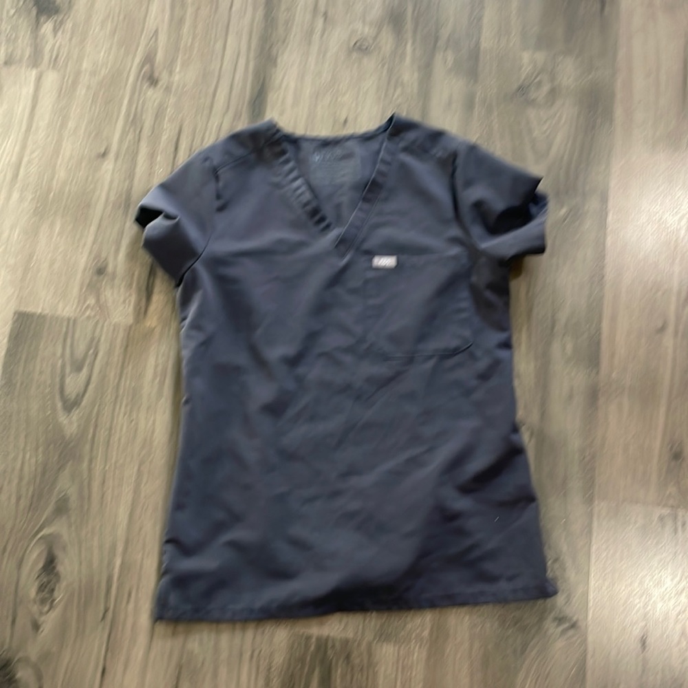 Figs XS charcoal scrub top.